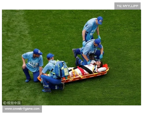 终场哨响，那不勒斯队长迪洛伦佐左膝重伤被担架抬离球场